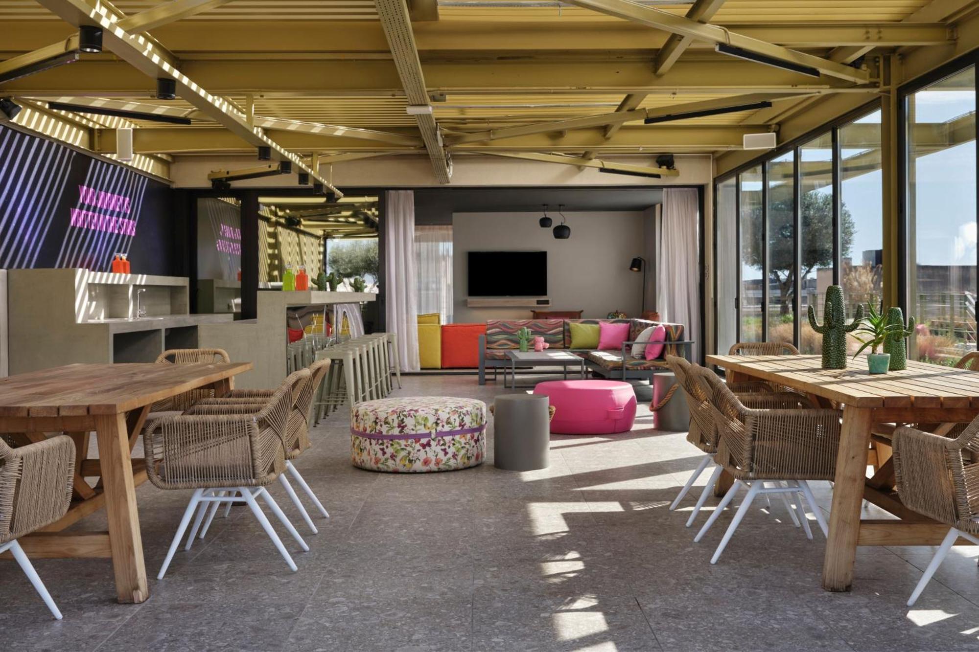 Moxy Athens City Экстерьер фото