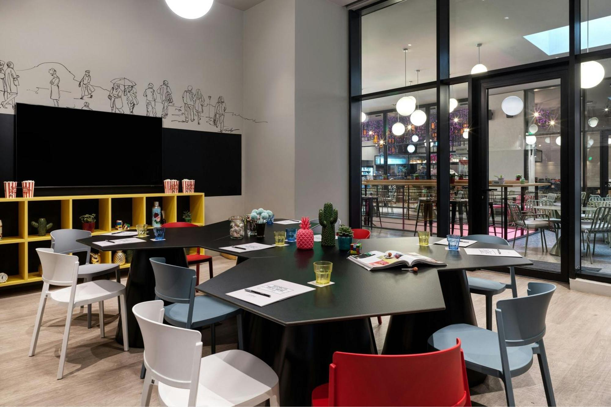 Moxy Athens City Экстерьер фото